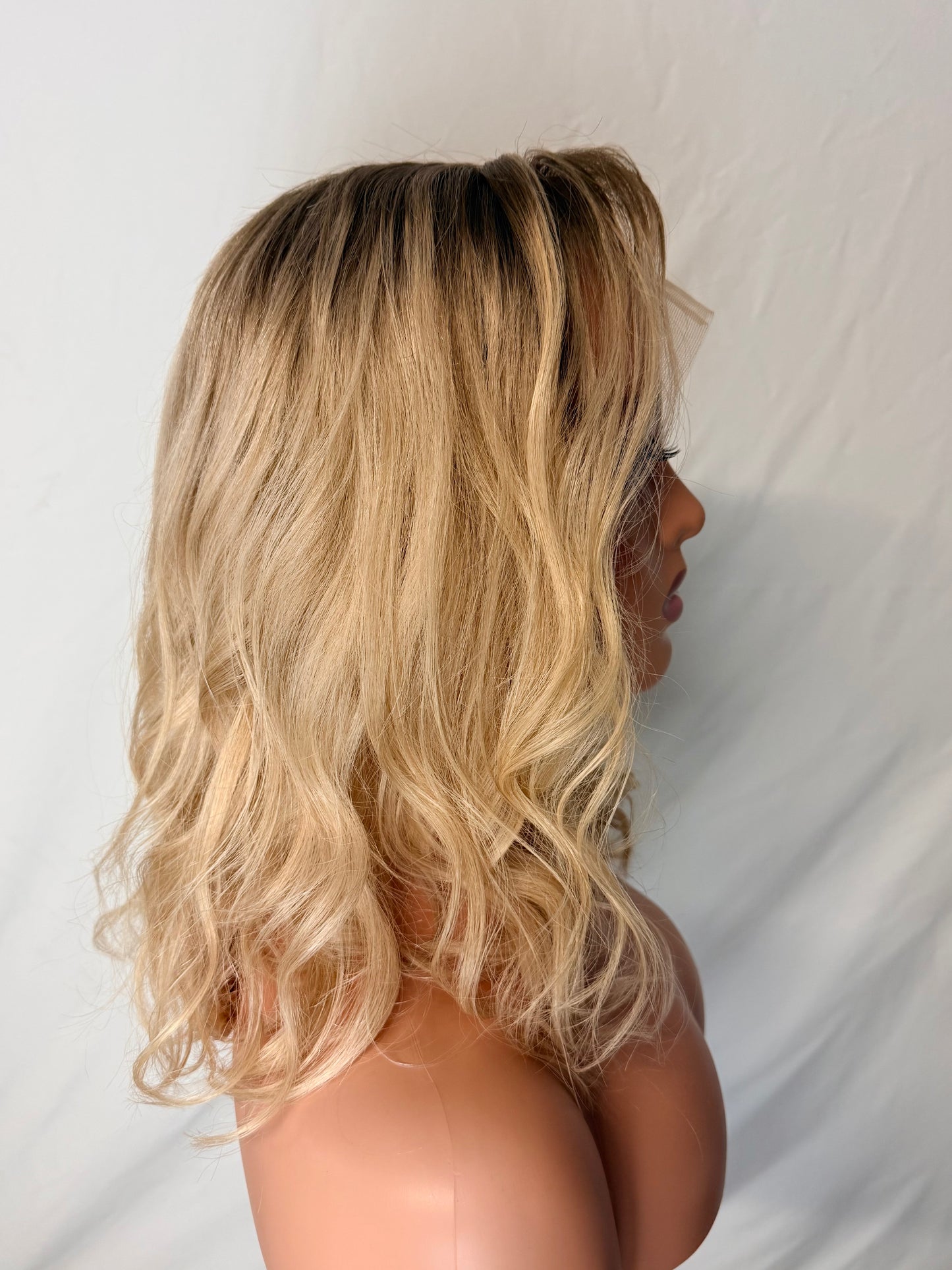 Willow – Wavy Wig, Blonde Balayage