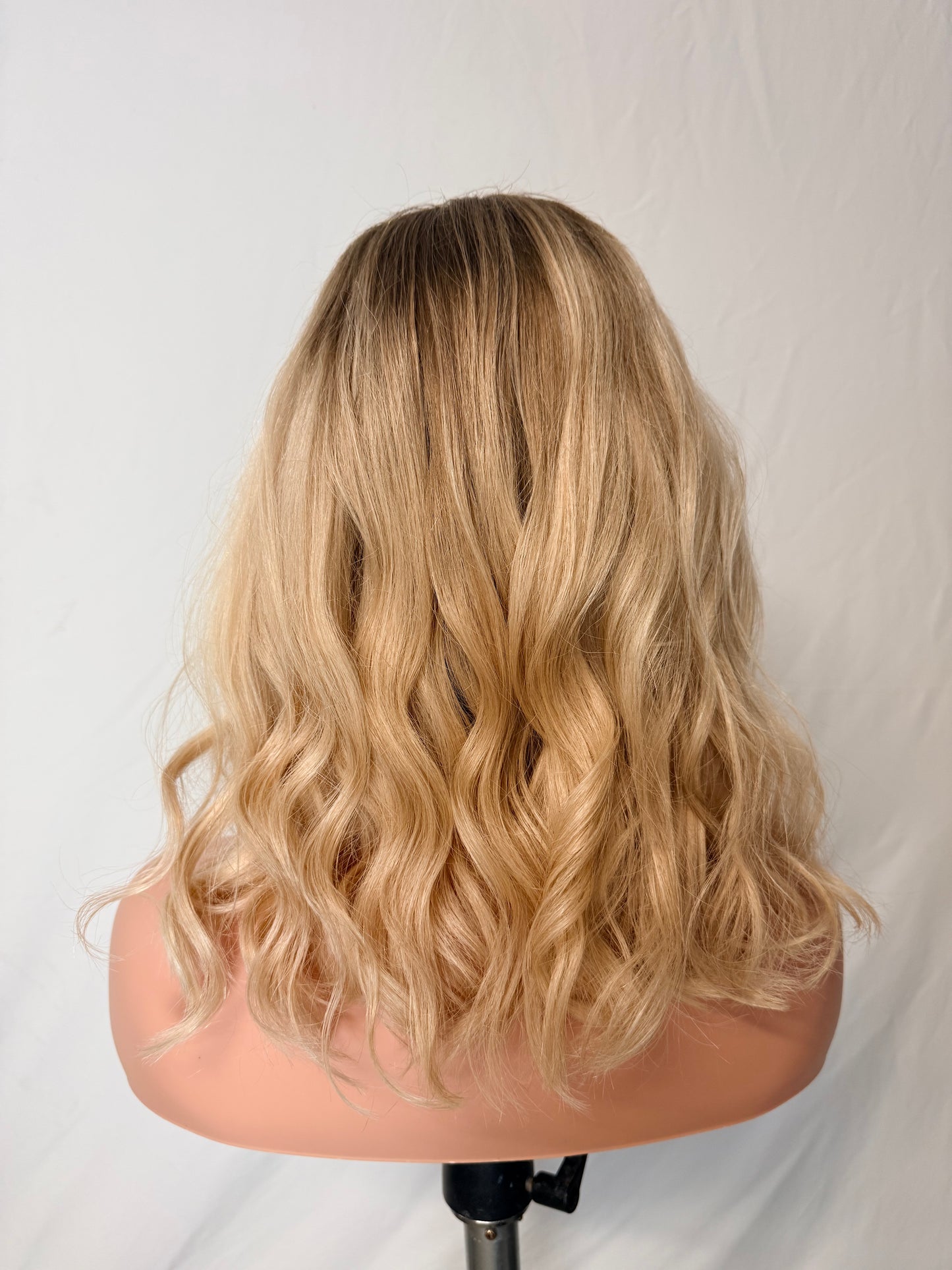 Willow – Wavy Wig, Blonde Balayage